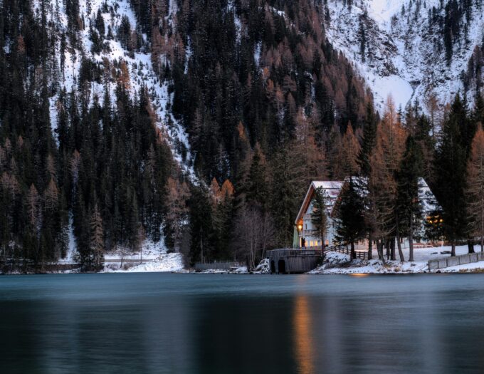 Chalet en bois dans la montagne enneigée avec cheminée