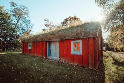 Lodge en bois au dans les pays nordiques en automne