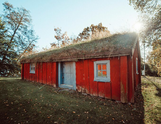 Lodge en bois au dans les pays nordiques en automne