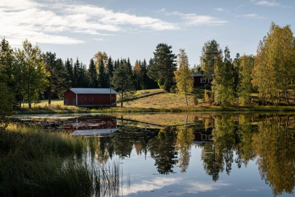 voyage éco-responsable en automne en Finlande, lodge au bord d’un lac